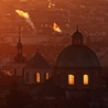 Fotopraha.com - fotografie Prahy | Kostel svatého Františka z Assisi na Křižovnickém náměstí u ústí Karlova mostu na Starém Městě se pyšní kopulí krásného tvaru i barvy. Nelze jí nepřirovnat k její sestře, která zastřešuje florentský dóm Santa Maria del Fiore. Oba kostely se tyčí vysoko nad okolní zástavbu, byť ten pražský v poněkud komornějším duchu. Ve správný den a za příznivých podmínek se velká okna staroměstského chrámu rozzáří slunečním jasem. Tehdy na nás skrze paprsky upírá své zraky snad sám svatý František.